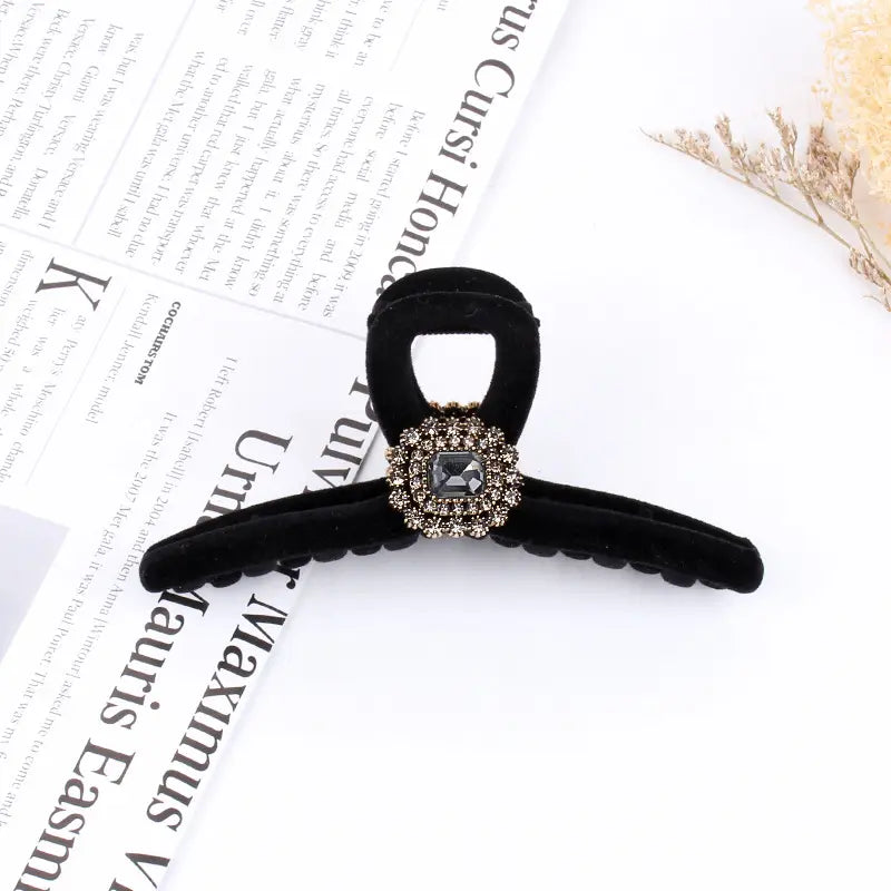 Flocking Black Pearl Rhinestone Shark Claw