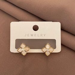 Boucles d'oreilles Huggie minimalistes en trèfle CZ plaqué or 18 carats