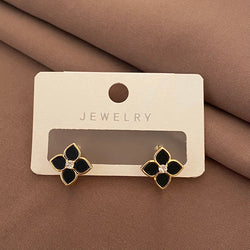 Boucles d'oreilles Huggie minimalistes en trèfle CZ plaqué or 18 carats