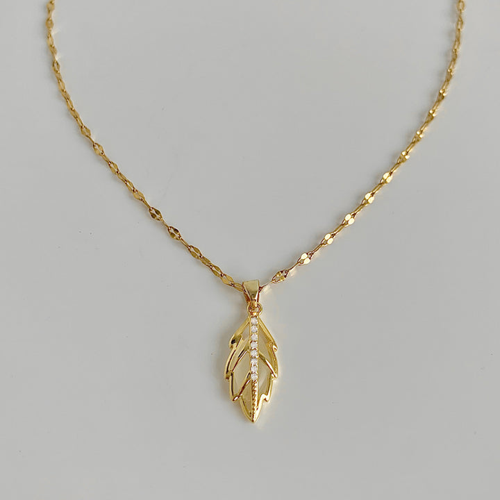 Collier pendentif en forme de feuille creuse avec opale plaquée or 18 carats