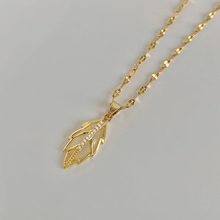 Collier pendentif en forme de feuille creuse avec opale plaquée or 18 carats