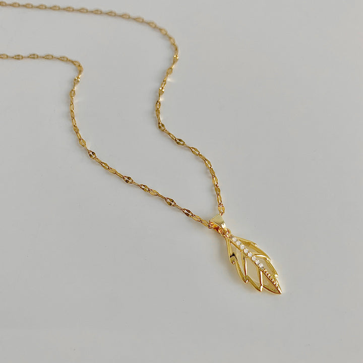 Collier pendentif en forme de feuille creuse avec opale plaquée or 18 carats