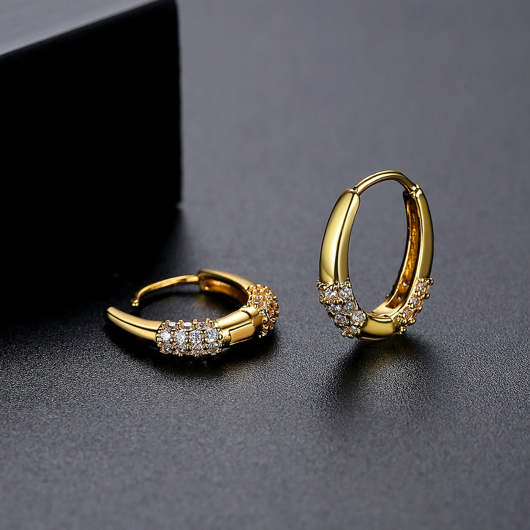 Boucles d'Oreilles Huggie Hoop Plaqué Or 18K avec Cristaux de Zircon Cubique