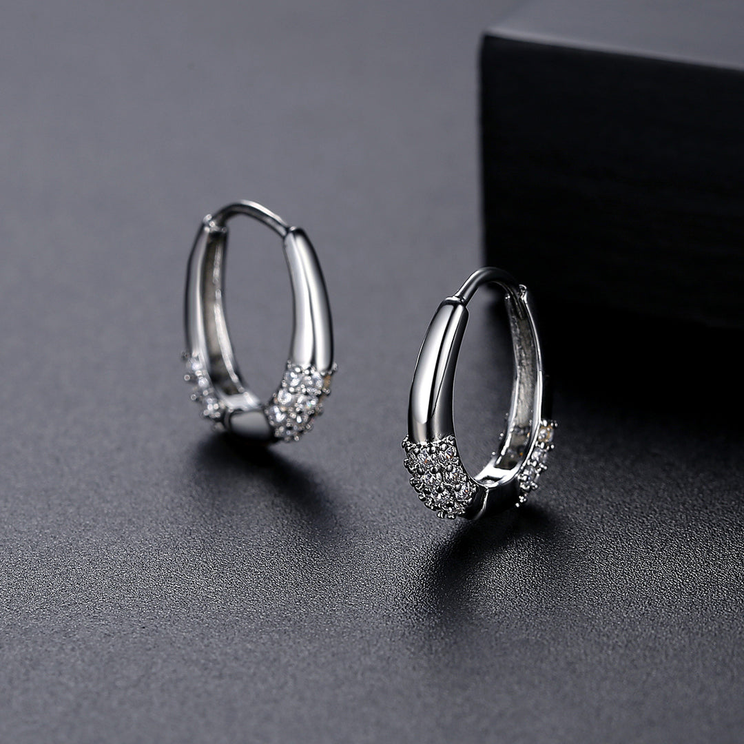 Boucles d'Oreilles Huggie Hoop Plaqué Or 18K avec Cristaux de Zircon Cubique